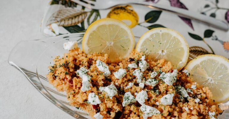 découvrez le couscous, un plat traditionnel savoureux et coloré, mélange parfait de semoule de blé, de légumes frais et de viande ou de poisson. laissez-vous séduire par ses saveurs exotiques et son histoire riche qui en font un incontournable de la cuisine méditerranéenne.