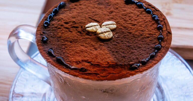 découvrez notre délicieux tiramisu à la pistache, une revisite crémeuse et savoureuse du dessert classique italien. avec une texture onctueuse et un goût subtil de pistache, cette gourmandise séduira vos papilles et apportera une touche d'originalité à vos repas.