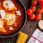 découvrez la délicieuse recette des œufs cocotte, un plat savoureux et réconfortant à préparer facilement. idéal pour les petits déjeuners gourmands ou les brunchs entre amis, ces œufs cuits au four dans des ramequins sauront ravir vos papilles avec leurs ingrédients variés et crémeux.