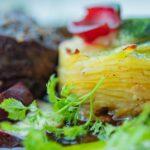 découvrez notre délicieuse recette de gratin dauphinois, un plat savoureux à base de pommes de terre, de crème et de fromage, parfait pour régaler vos convives lors des repas en famille ou des dîners entre amis.