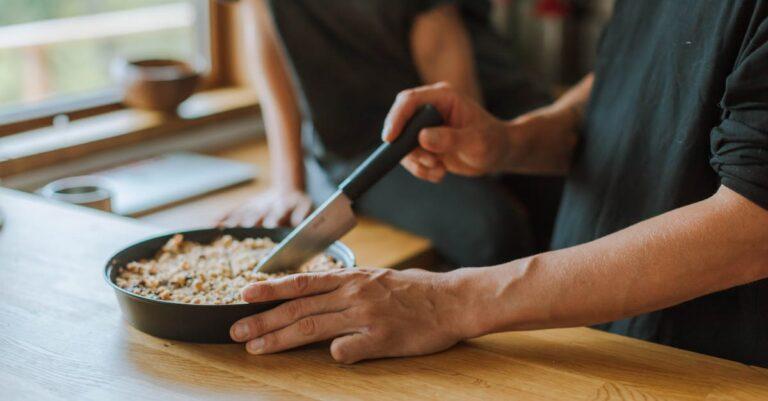 découvrez comment préparer une délicieuse tourte au poulet et aux champignons avec notre guide pas à pas. savourez un plat réconfortant qui allie des saveurs riches et des ingrédients frais pour un repas en famille inoubliable.