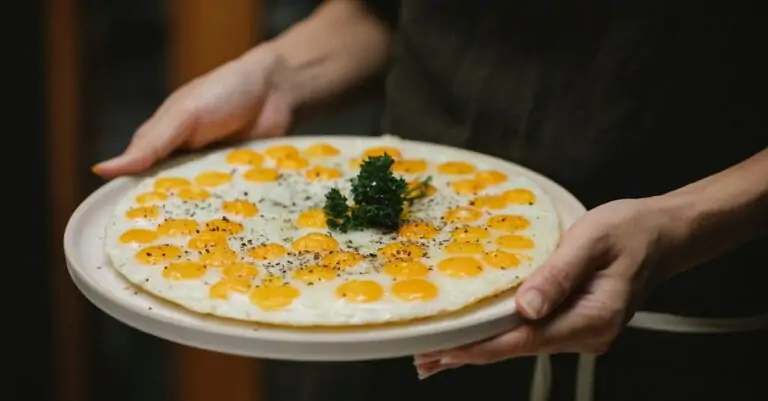 découvrez la recette parfaite de l'omelette, un plat simple et savoureux qui se décline en mille et une variantes. apprenez à préparer une omelette moelleuse et délicieuse, idéale pour le petit-déjeuner ou le dîner.