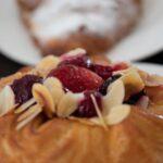 découvrez notre délicieuse tarte aux abricots et aux amandes, un dessert savoureux et léger qui allie la douceur des abricots juteux à la croquant des amandes. parfait pour toutes les occasions, cette recette facile à réaliser éveillera vos papilles et ravira vos invités.