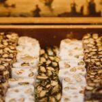 découvrez les madeleines à la pistache, un délice moelleux et savoureux qui allie le goût légèrement sucré de la pistache à la texture tendre des madeleines classiques. parfaites pour accompagner votre thé ou café, ces petites gourmandises raviront vos papilles !