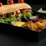 découvrez notre délicieuse recette de pommes de terre au four, croustillantes à l'extérieur et fondantes à l'intérieur. idéales en accompagnement ou comme plat principal, les pommes de terre au four s'accompagnent de diverses garnitures pour un repas savoureux!