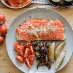 découvrez le saumon fumé, un délice culinaire aux saveurs riches et raffinées. parfait pour vos apéritifs, salades ou plats de fête, ce poisson mariné offre une expérience gustative inoubliable.