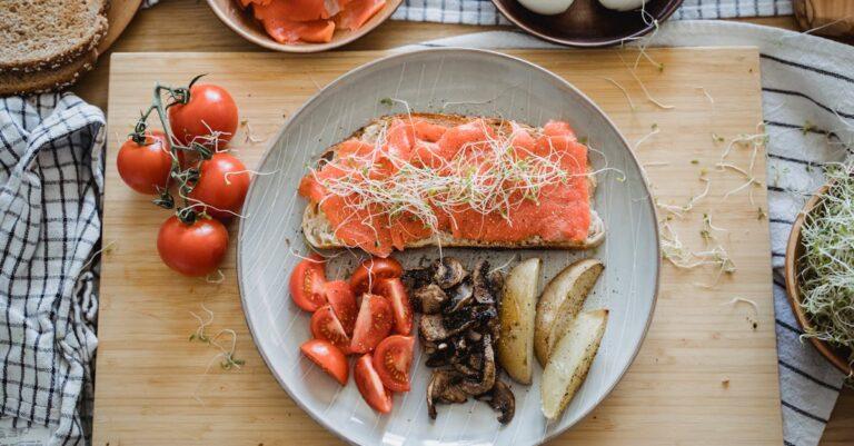 découvrez le saumon fumé, un délice culinaire aux saveurs riches et raffinées. parfait pour vos apéritifs, salades ou plats de fête, ce poisson mariné offre une expérience gustative inoubliable.