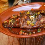 découvrez notre délicieux crab salmon club sandwich, un mélange parfait de saveurs marines avec des couches de crabe frais, de saumon fumé et de légumes croquants dans un pain grillé. une expérience gourmande qui ravira vos papilles !