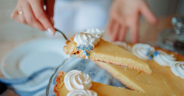 découvrez notre délicieuse tarte au citron, alliant une croûte dorée et croustillante à une garniture crémeuse et acidulée. parfaite pour les gourmands, elle apportera une touche de fraîcheur à vos desserts.
