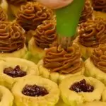 découvrez notre délicieuse tarte aux prunes, un dessert irrésistible alliant une pâte sablée croustillante et des prunes juteuses. idéale pour vos repas en famille ou entre amis, cette recette classique ravira les papilles de tous les gourmands!