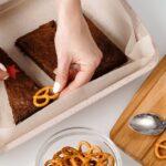 découvrez une délicieuse recette de shortbread de noël, parfaite pour les fêtes. préparez ces biscuits sablés au beurre, savoureux et fondants, qui ajouteront une touche festive à vos assiettes. idéal à offrir ou à savourer en famille.