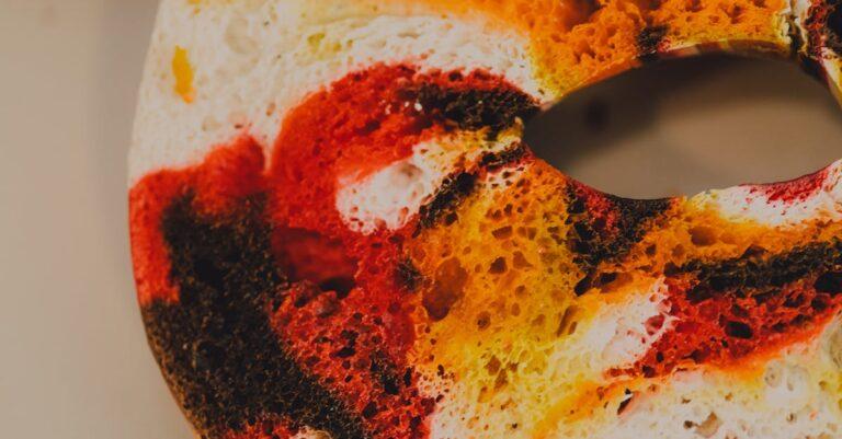 découvrez le bagel, ce délicieux pain en forme d'anneau, croustillant à l'extérieur et moelleux à l'intérieur. parfait pour un petit-déjeuner savoureux ou un en-cas, il se décline en de nombreuses recettes gourmandes, garnies de cream cheese, de saumon ou de légumes frais. laissez-vous tenter par la polyvalence et le goût unique du bagel !