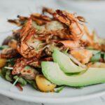 découvrez notre délicieuse salade de crevettes et avocat, un mélange parfait de fraîcheur et de saveurs. idéale pour un repas léger ou une entrée raffinée, cette salade allie la tendreté des crevettes à la onctuosité de l'avocat, le tout relevé d'une vinaigrette savoureuse. parfaite pour les amateurs de cuisine saine et gourmande.