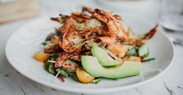 découvrez notre délicieuse salade de crevettes et avocat, un mélange parfait de fraîcheur et de saveurs. idéale pour un repas léger ou une entrée raffinée, cette salade allie la tendreté des crevettes à la onctuosité de l'avocat, le tout relevé d'une vinaigrette savoureuse. parfaite pour les amateurs de cuisine saine et gourmande.