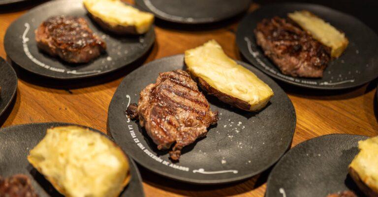 découvrez nos délicieuses pommes de terre au four, croustillantes à l'extérieur et fondantes à l'intérieur. parfaites pour accompagner vos plats ou à savourer seules, ces baked potatoes se déclinent en plusieurs garnitures pour régaler toutes vos envies.