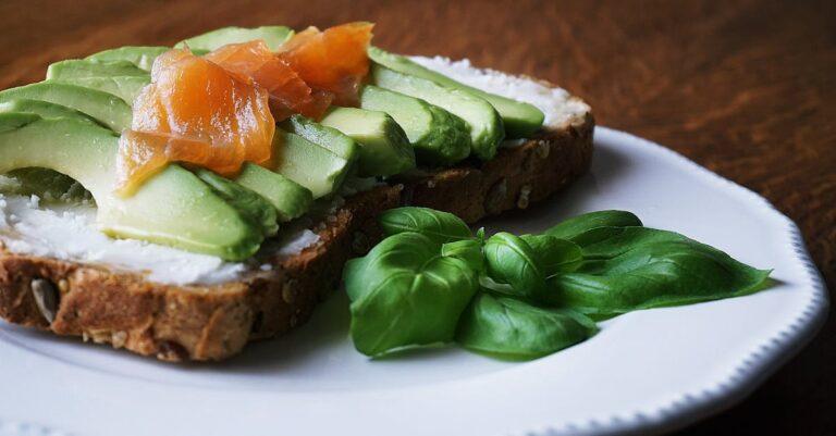 découvrez les bienfaits de l'avocat, ce fruit riche en nutriments et en saveurs. apprenez à l'intégrer dans vos recettes pour une alimentation saine et gourmande.