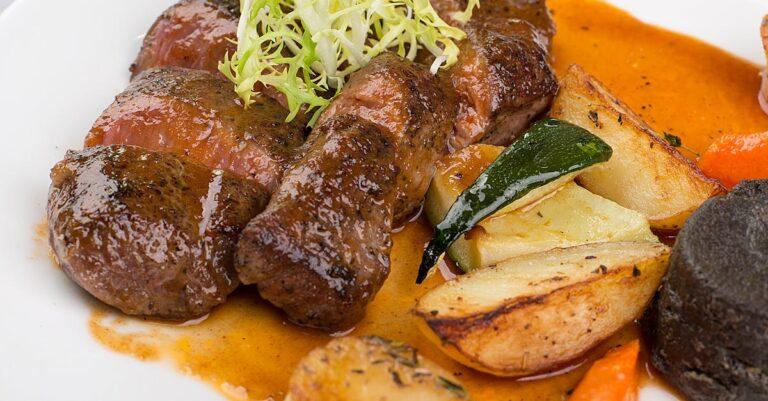 découvrez notre recette savoureuse de pommes de terre rôties, croustillantes à l'extérieur et fondantes à l'intérieur. parfaites en accompagnement pour vos repas, ces pommes de terre rôties raviront vos papilles avec leurs arômes délicats et leur texture irrésistible.