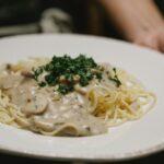 découvrez notre délicieuse recette de pâtes aux champignons, alliant des saveurs riches et réconfortantes. préparez un plat savoureux et rapide à réaliser, parfait pour les amateurs de la cuisine italienne !