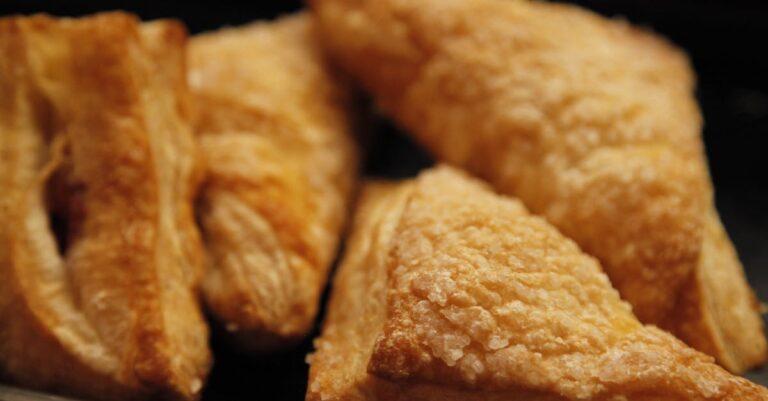 découvrez l'art de la pâte feuilletée avec nos délicieuses recettes de puff pastries. parfaites pour des apéritifs raffinés ou des desserts gourmands, ces créations croustillantes séduiront toutes vos papilles. laissez libre cours à votre créativité en cuisine !