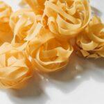 découvrez nos délicieuses tagliatelles, un plat savoureux de pâtes fraîches italiennes. parfaites pour accompagner vos sauces préférées ou à déguster en plat unique, elles raviront les amateurs de cuisine italienne. idéales pour un repas convivial en famille ou entre amis.