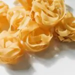 découvrez nos délicieuses tagliatelles, un plat savoureux de pâtes fraîches italiennes. parfaites pour accompagner vos sauces préférées ou à déguster en plat unique, elles raviront les amateurs de cuisine italienne. idéales pour un repas convivial en famille ou entre amis.