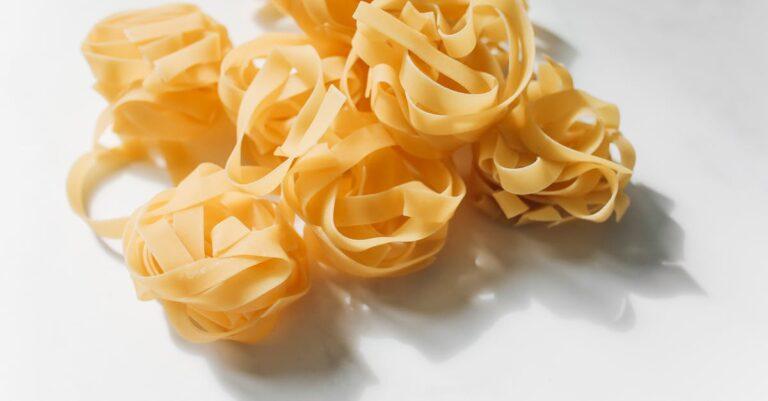 découvrez nos délicieuses tagliatelles, un plat savoureux de pâtes fraîches italiennes. parfaites pour accompagner vos sauces préférées ou à déguster en plat unique, elles raviront les amateurs de cuisine italienne. idéales pour un repas convivial en famille ou entre amis.