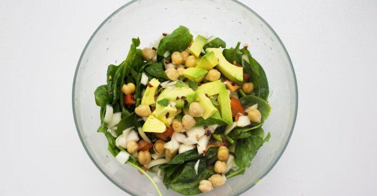 découvrez les bienfaits nutritifs des épinards frais ! apprenez à les intégrer facilement dans vos recettes et profitez de leurs vitamines essentielles pour une alimentation saine et équilibrée.