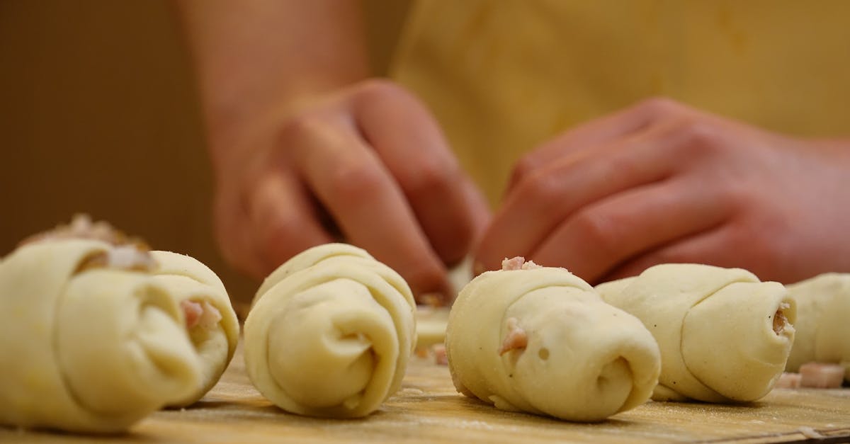 découvrez la délicieuse tarte alsacienne, un dessert traditionnel alliant la pâte brisée à une généreuse garniture de fruits frais et de crème. un incontournable de la gastronomie alsacienne à savourer lors de vos prochaines occasions.