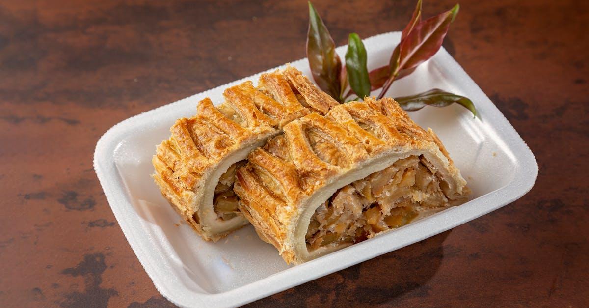 découvrez notre délicieuse recette de strudel aux pommes, un dessert traditionnel autrichien. réalisez une pâte feuilletée dorée, garnie de pommes juteuses, de raisins et d'une touche de cannelle. parfait pour une occasion spéciale ou un goûter gourmand!