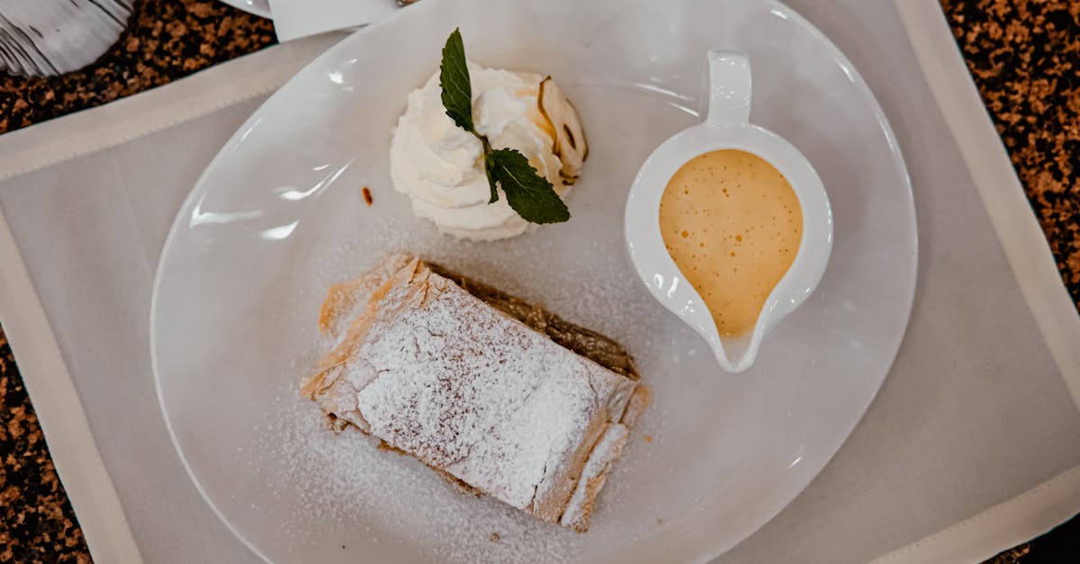 découvrez le savoureux apple strudel, un dessert traditionnel autrichien composé de délicates couches de pâte croustillante et d'une garniture généreuse de pommes aromatisées à la cannelle. parfait pour accompagner un café, ce délice sucré saura ravir vos papilles et réchauffer votre cœur. essayez notre recette simple et authentique chez vous!