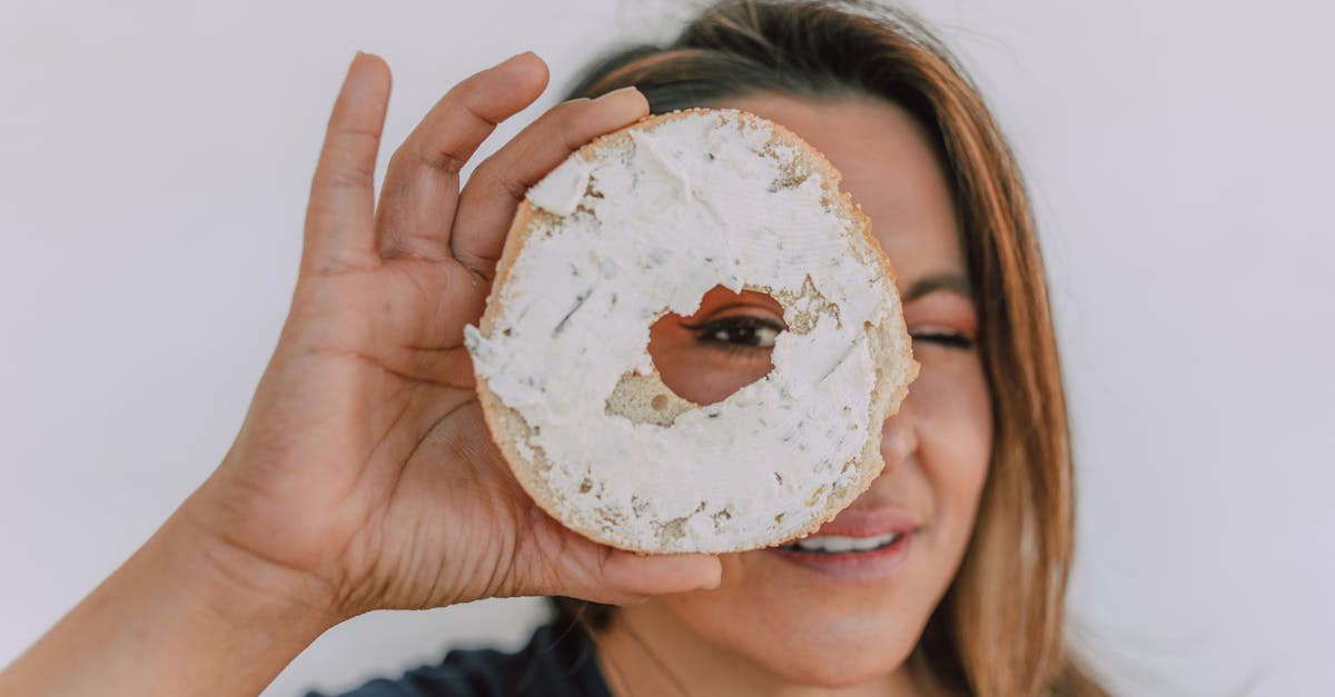 découvrez l'univers savoureux des bagels : des pains ronds moelleux garnis de délicieuses fillings. parfaits pour un petit déjeuner rapide, un déjeuner gourmand ou une collation satisfaite, les bagels se déclinent en une multitude de saveurs et de recettes. apprenez à les préparer chez vous et régalez-vous avec cette spécialité new-yorkaise !