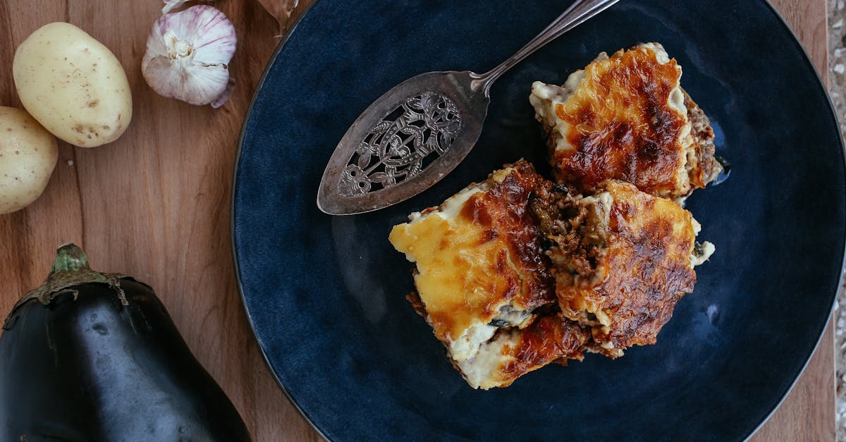 découvrez la recette parfaite des pommes de terre au four, croustillantes à l'extérieur et fondantes à l'intérieur. idéales en accompagnement ou en plat principal, ces pommes de terre farcies peuvent être personnalisées selon vos envies. apprenez à les cuisiner facilement et savourez un délice réconfortant qui ravira toute la famille.