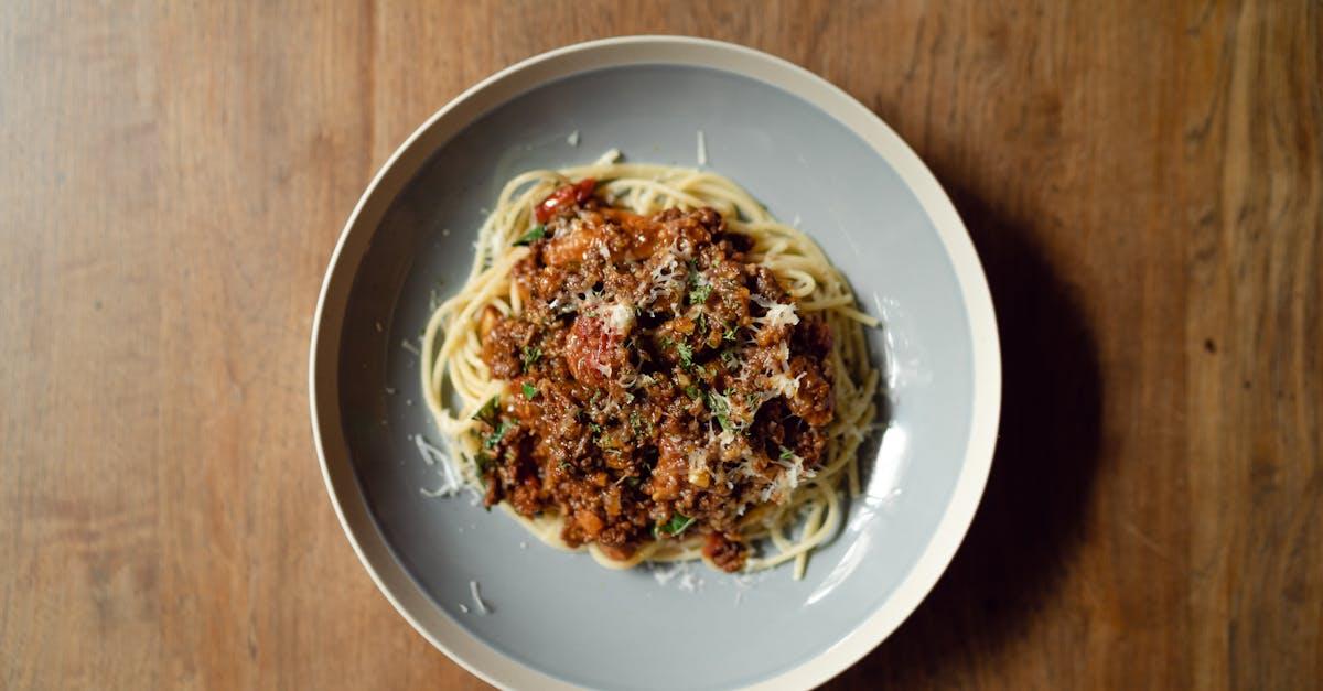 découvrez la recette classique de la sauce bolognaise, un délice italien riche en saveurs, parfaite pour accompagner vos pâtes préférées. simple à réaliser, cette sauce à base de viande hachée, tomates et épices satisfera les palais les plus exigeants. apprenez à la préparer et régalez vos convives avec ce plat incontournable!