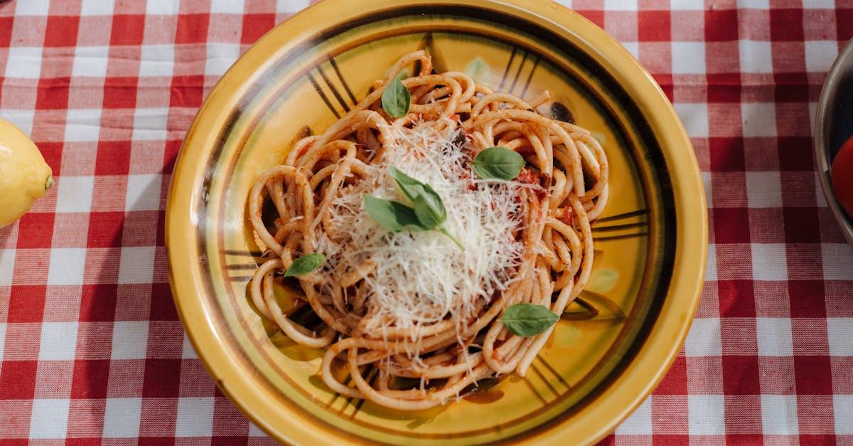 découvrez la recette authentique de la sauce bolognaise, un mélange savoureux de viande hachée, de tomates juteuses et d'herbes aromatiques. idéale pour accompagner vos pâtes ou vos lasagnes, cette sauce réconfortante fera le bonheur de toute la famille. apprenez à la préparer facilement et régalez-vous avec ce plat classique de la cuisine italienne.