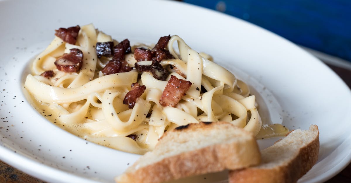 découvrez la recette authentique des pâtes à la carbonara, un plat italien savoureux et réconfortant, préparé avec des ingrédients simples tels que des pâtes, du guanciale, des œufs et du fromage parmesan. apprenez à réaliser ce classique culinaire en quelques étapes faciles et savourez un moment de pure gourmandise!