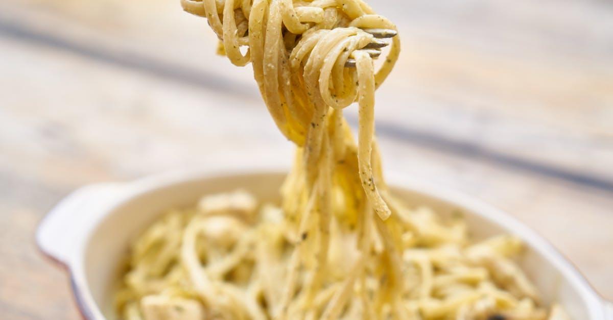 découvrez la véritable recette des pâtes à la carbonara, un plat italien classique composé de spaghetti, œufs, fromage, pancetta et poivre noir. apprenez les astuces pour une préparation réussie et savourez une expérience culinaire incontournable.