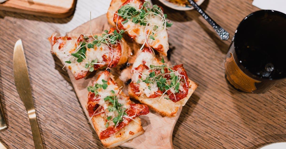 savourez nos délicieux cheese toasts, croustillants à l'extérieur et fondants à l'intérieur. parfaits pour vos apéritifs ou vos pauses gourmandes, ces toasts au fromage se déclinent en plusieurs recettes pour satisfaire toutes vos envies. essayez-les dès aujourd'hui !