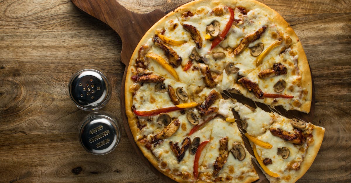 découvrez comment préparer une délicieuse tourte au poulet et aux champignons, un plat réconfortant parfait pour les soirées en famille. suivez nos étapes simples et savourez cette recette savoureuse qui allie tendreté du poulet et richesse des champignons.