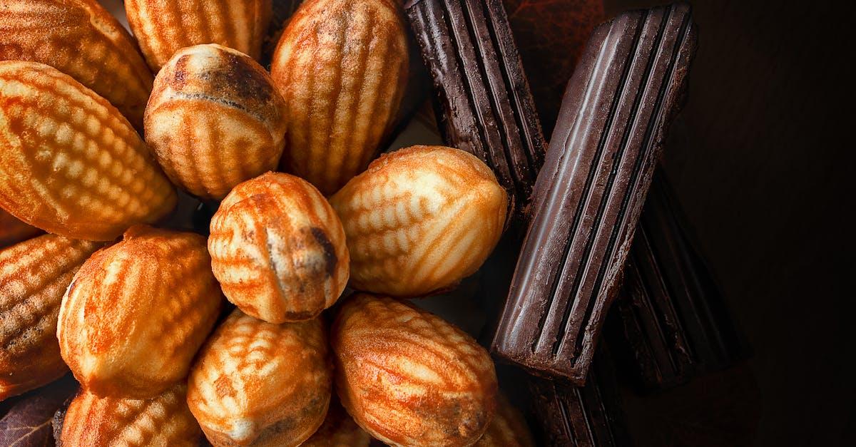 découvrez nos délicieuses madeleines au chocolat, un mariage parfait entre douceur et gourmandise. ces petites douceurs moelleuses, idéales pour accompagner votre tea time ou comme en-cas, raviront les amateurs de chocolat. un délice à savourer sans modération !