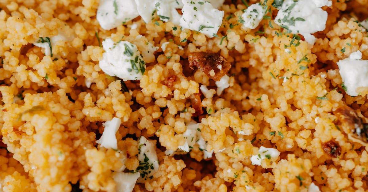 découvrez le couscous, un plat traditionnel savoureux et réconfortant, préparé avec des grains de semoule, servi avec des légumes frais et de la viande tendre. parfait pour un repas convivial en famille ou entre amis !
