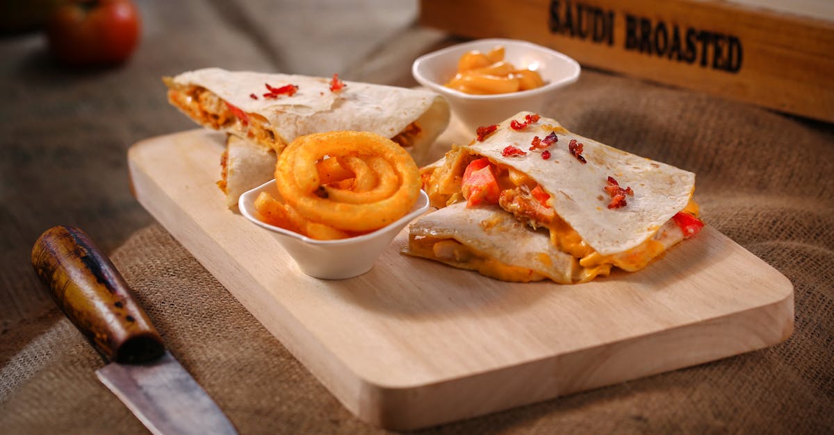 découvrez le goût irrésistible de nos frites croustillantes, parfaitement dorées et savoureuses. un accompagnement idéal pour vos plats préférés ou à déguster seul, chaque bouchée vous promet une texture croquante et un plaisir inégalé.