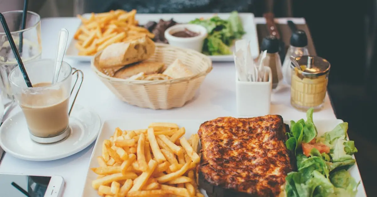 découvrez la recette classique du croque-monsieur, un sandwich chaud et savoureux au jambon et fromage, croustillant à l'extérieur et fondant à l'intérieur. parfait pour un repas rapide ou une pause gourmande!