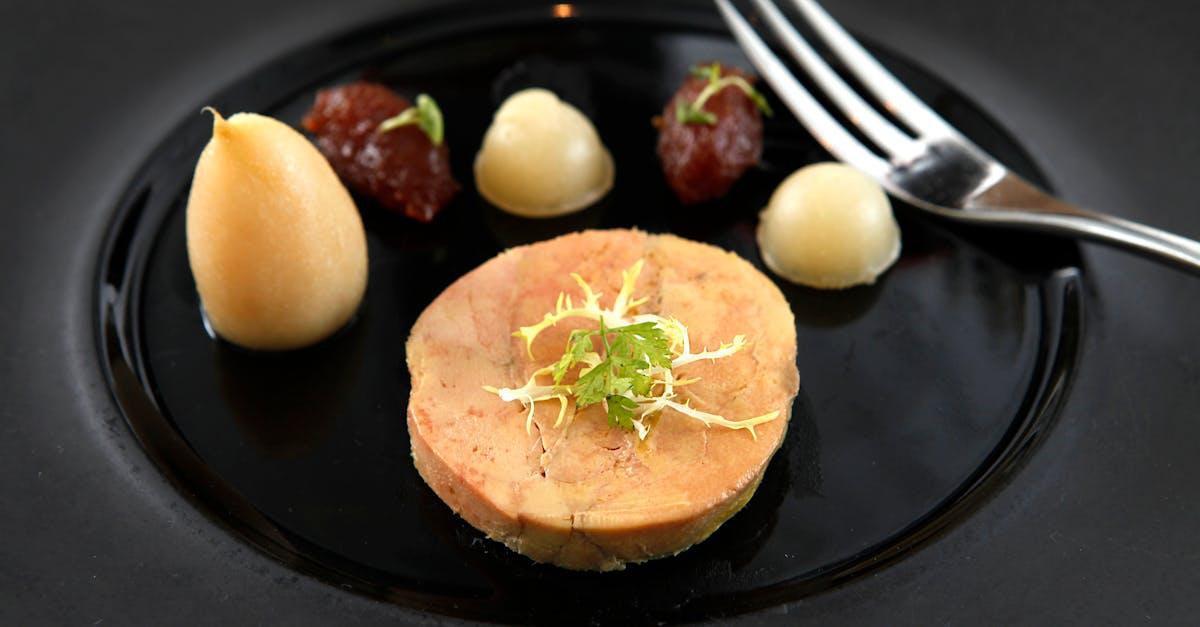découvrez l'art du foie gras, ce mets d'exception de la gastronomie française. apprenez tout sur ses origines, sa préparation délicate et comment le savourer pour une expérience culinaire inoubliable.