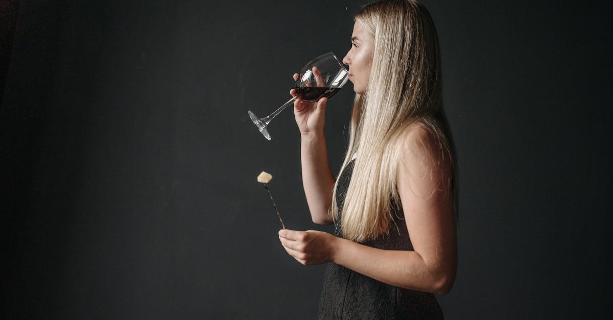découvrez l'art de la fondue, un plat savoureux qui allie fromages fondus ou viandes à une expérience conviviale. apprenez toutes les astuces pour réussir votre fondue à la perfection et savourez des moments chaleureux entre amis ou en famille.