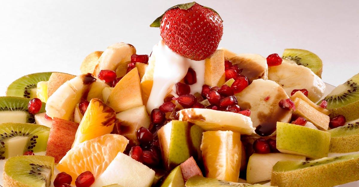 découvrez une délicieuse salade de fruits, mêlant des saveurs fraîches et colorées pour un dessert sain et rafraîchissant. parfait pour toutes les occasions!