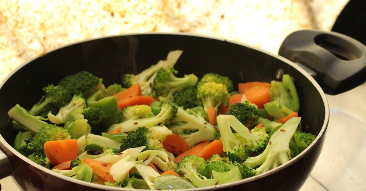 découvrez notre délicieuse recette de légumes verts sautés, parfaite pour une alimentation saine et équilibrée. profitez d'un mélange coloré de légumes croquants, préparés rapidement à la poêle pour préserver toutes leurs saveurs et nutriments. idéale pour accompagner vos plats ou comme plat principal léger.