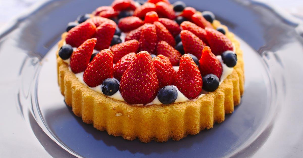 découvrez notre délicieuse tarte au thon et poireaux, un plat savoureux alliant la douceur des poireaux à la richesse du thon. parfaite pour un repas équilibré et gourmand, cette recette met en avant des ingrédients frais et de qualité, idéale pour impressionner vos invités ou pour un dîner en famille.