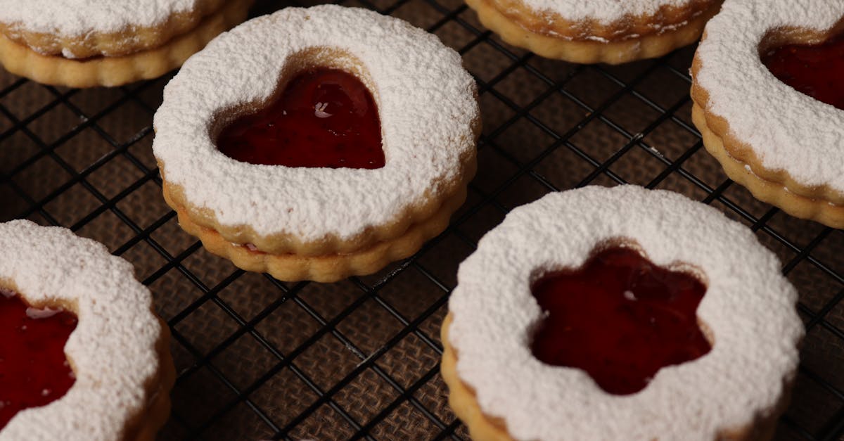 découvrez la délicieuse linzer torte, un dessert traditionnel autrichien composé d'une pâte sablée aux amandes, garnie de confiture de framboises et couronnée d'un motif délicat. idéale pour les amateurs de douceurs raffinées !