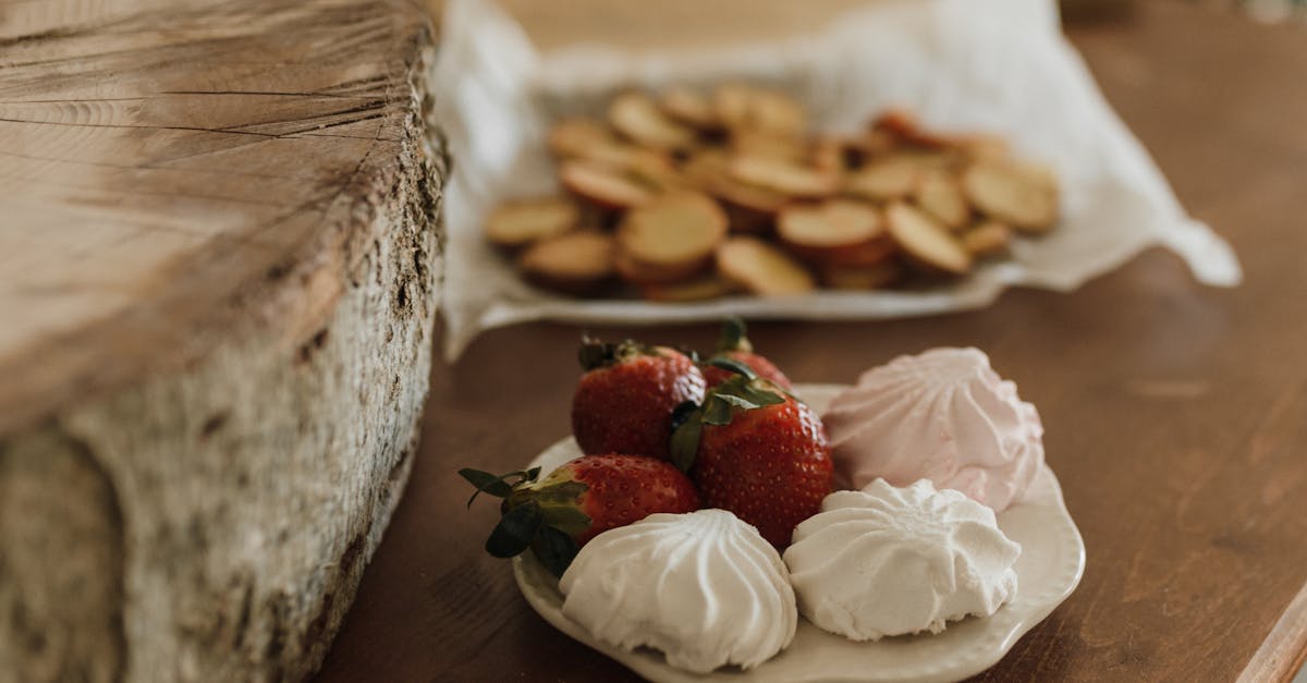découvrez l'art de la meringue avec nos délicieuses recettes sucrées et légères. parfaites pour toutes vos occasions, nos meringues aérées et fondantes raviront vos papilles. explorez la magie de cet incontournable de la pâtisserie française !