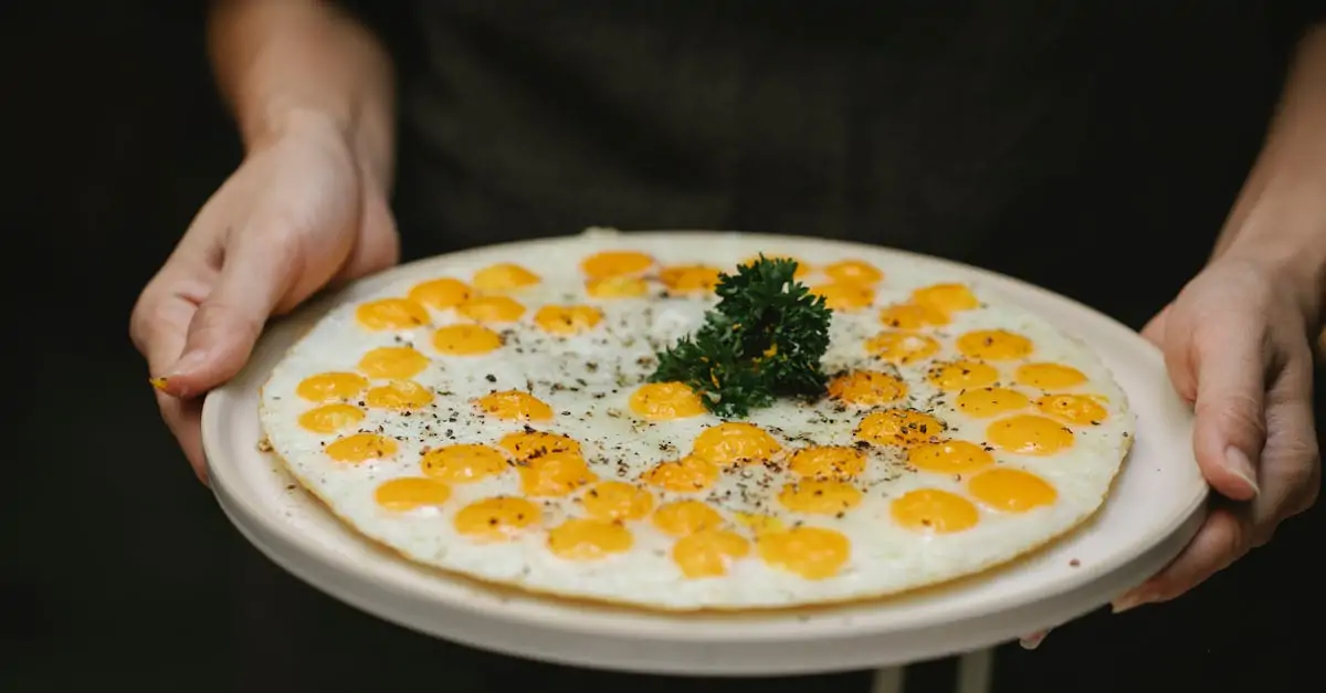 découvrez la recette parfaite de l'omelette, un plat simple et savoureux qui peut être personnalisé à l'infini. que ce soit pour le petit-déjeuner, le déjeuner ou le dîner, apprenez à préparer cette délicieuse omelette, agrémentée de vos ingrédients préférés. facile à réaliser et toujours apprécié, l'omelette ravira vos convives !